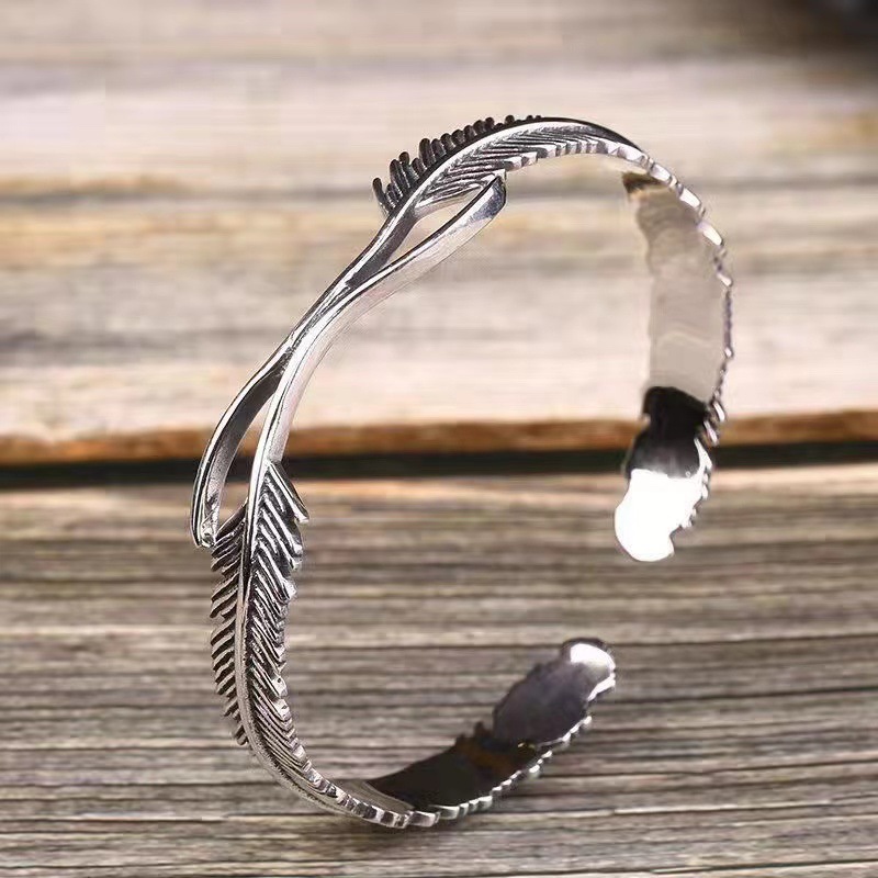 G*u*i bracelets